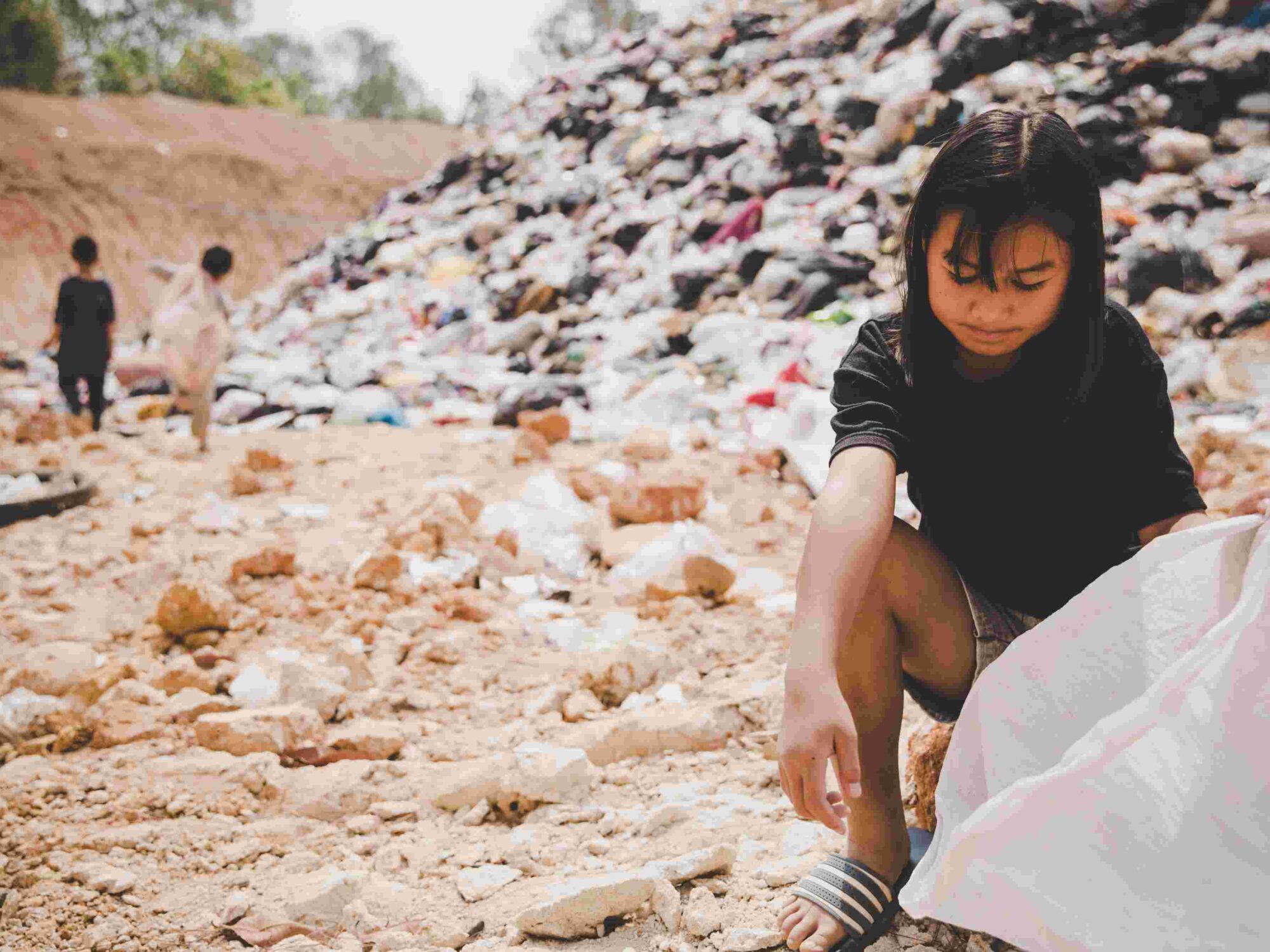 Budak perempuan membersihkan Pantai